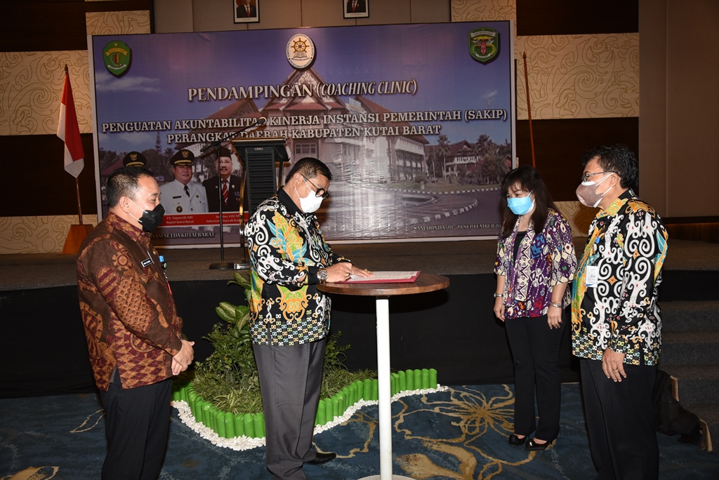 Kepala PD Komitmen Dan Menyatakan Sikap Untuk Mencapai Target Predikat BB.